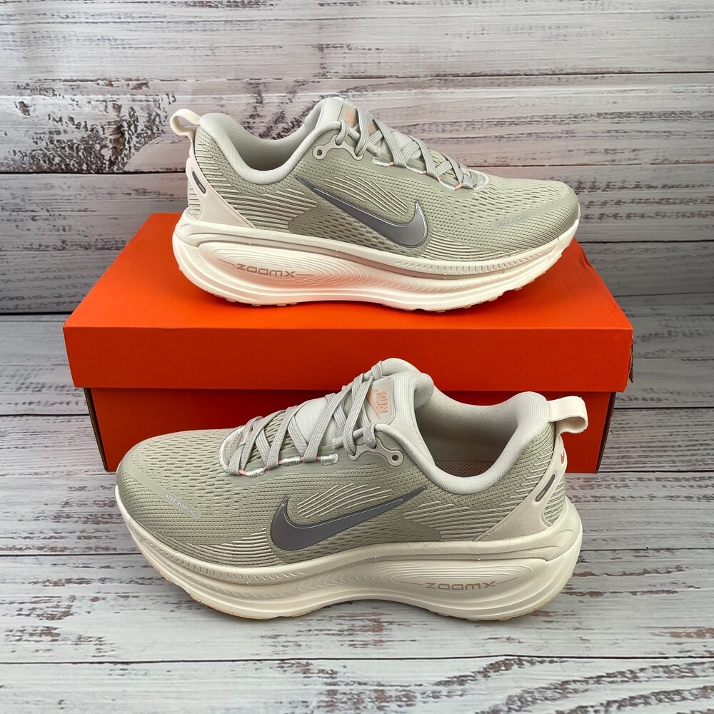 Nike Vomero 18 Womens US 7 Road Running Shoes Light Bone Metallic Silver